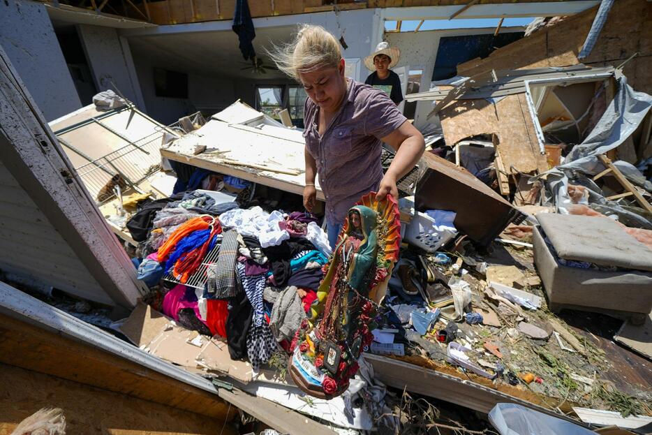 竜巻で破壊された家＝26日、米テキサス州（AP＝共同）