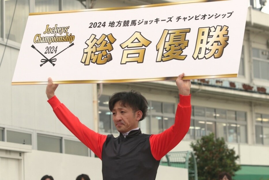 2024地方競馬ジョッキーズチャンピオンシップで総合優勝を果たした吉村智洋騎手 (C)兵庫県競馬組合