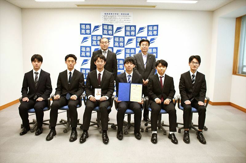 チャレンジ賞とプラチナ賞を受けた福島高専都市システム工学科５年のメンバー（前列）