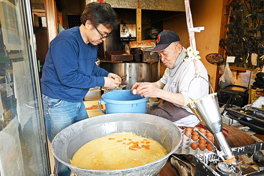 神戸の名産・瓦煎餅の手焼き専門店「久井堂」を営む宇野定男さんと息子・克也さん