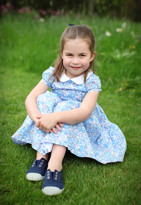 2019年５月１日、４歳のバースデー記念画像。郊外のご自宅、アンマーホールにて撮影。 ワンピース／リリー・ローズ キャンバスシューズ／ハンプトン（ともにトロッターズ）提供：The Duchess of Cambridge/The Mega Agency/アフロ