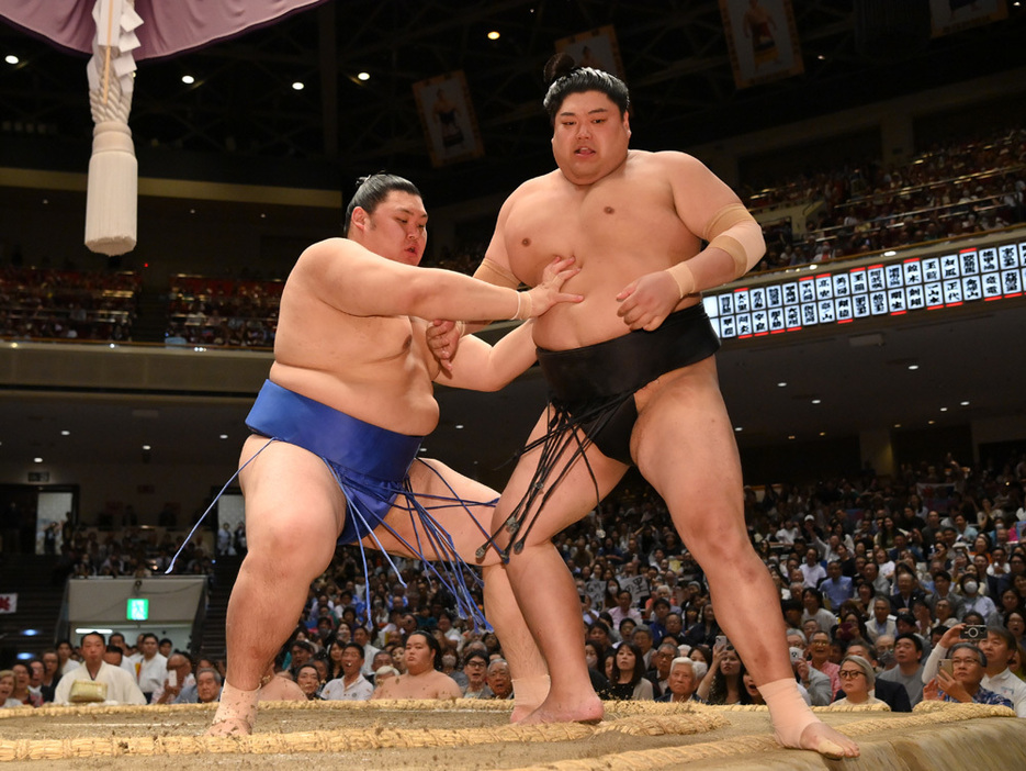 プレッシャーのかかる状況の中、「冷静にということを考えて」危なげなく阿炎を押し出した大の里。デビューから７場所目で幕内優勝の快挙を成し遂げた