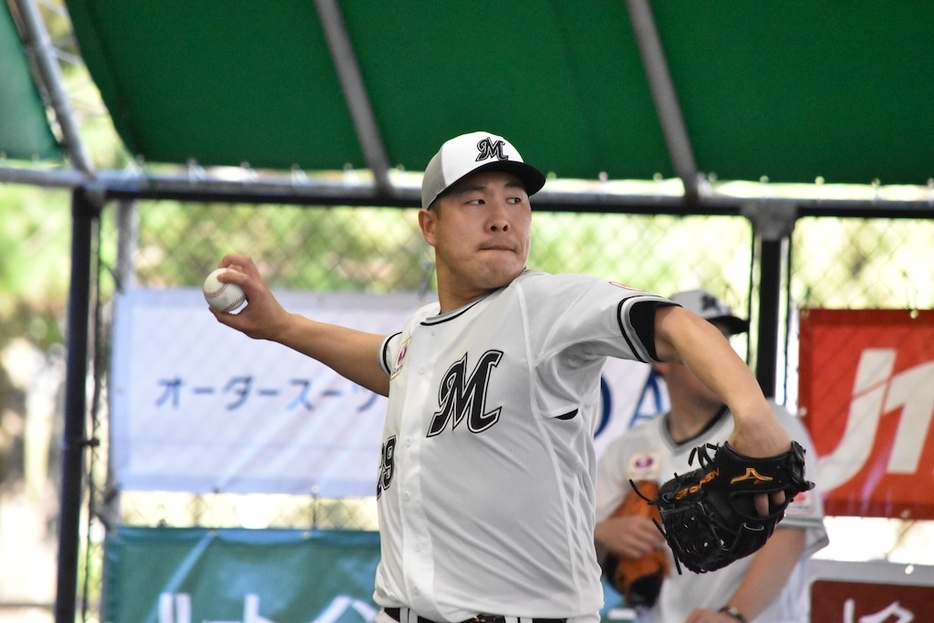 ブルペンで投球練習するロッテ・西野勇士［撮影＝岩下雄太］