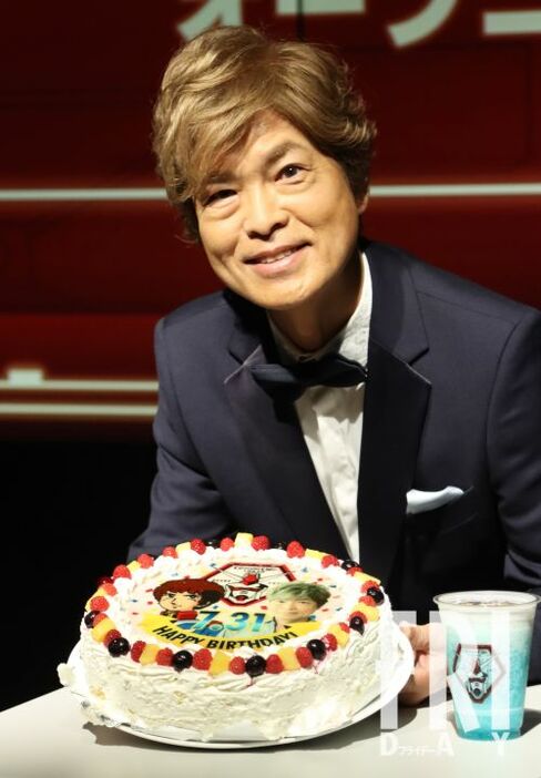’20年７月に行われた『GUNDAM Café TOKYO』のオープニングイベントにゲスト出演。その日誕生日だった古谷にサプライズで特製ケーキとラテがプレゼントされた（写真／アフロ）