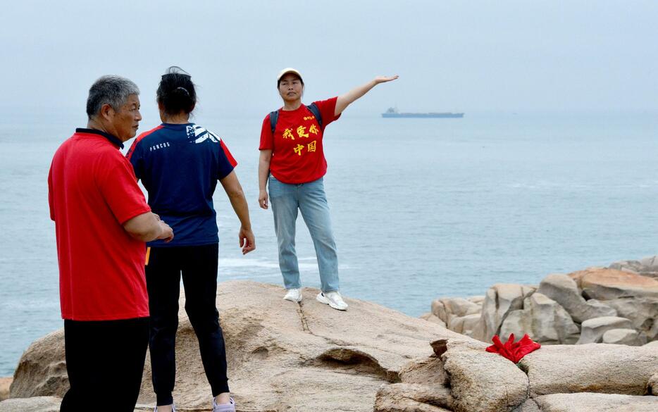 台湾の対岸にある中国福建省福州市平潭の海辺で、記念撮影をする中国人観光客＝24日（共同）