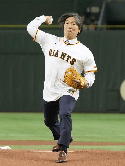 プロ野球巨人―阪神戦の始球式を務めた松井秀喜さん＝3日、東京ドーム