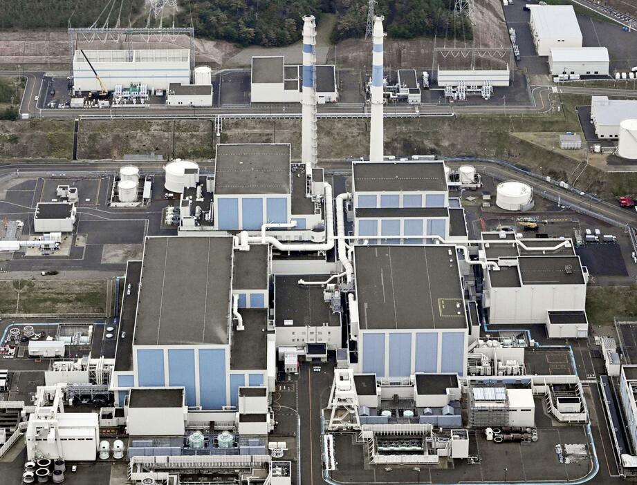 北陸電力志賀原発の1号機（右）と2号機＝2023年11月、石川県志賀町