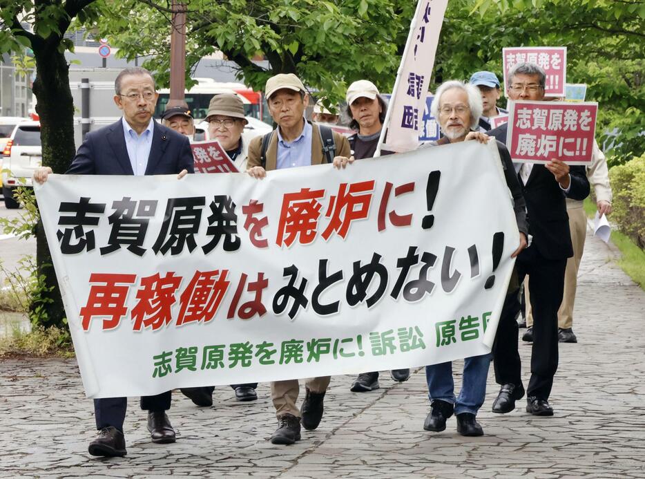 志賀原発の運転差し止めを求めた訴訟で、金沢地裁に向かう原告ら＝13日午後