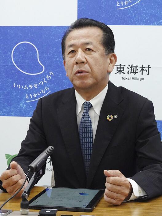 記者会見する茨城県東海村の山田修村長＝31日午前、東海村役場