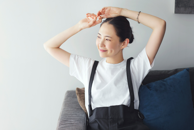 顔のたるみが解消されてきたら、はまじのチャームポイントの”えくぼ”もくっきり！