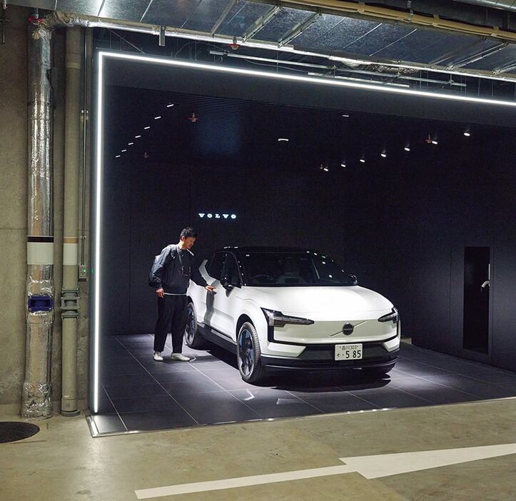 気になる車両があれば、地下駐車場からそのまま試乗へ。EX30に精通した専任ドライバーが同乗して詳しく説明してくれる。