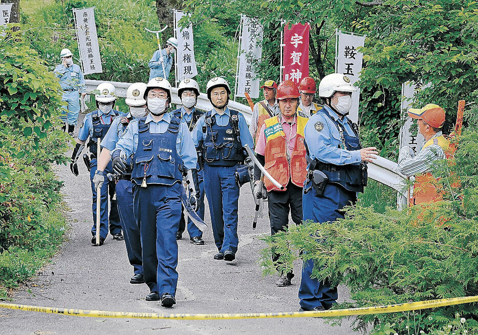 現場の確認を終えて引き上げる猟友会員や署員ら関係者＝２４日午後２時４０分、金沢市湯谷原町