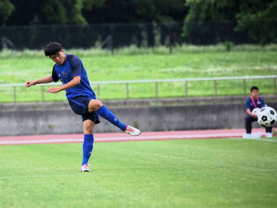 横浜創英高CB尾毛駿介(3年=シュートジュニアユースFC出身)が中盤へパスを差し込む(Taro YOSHIDA)