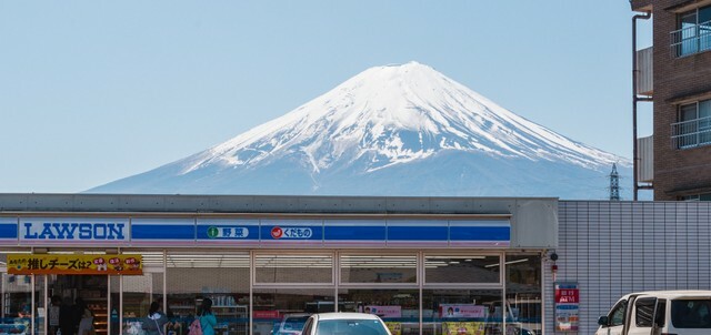 富士山を背景にしたローソン河口湖駅店（2023年4月10日）（Hide_Studio/stock.adobe.com）
