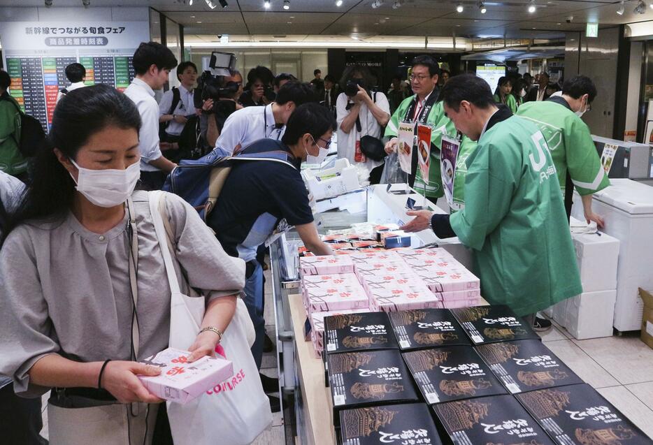 新幹線で運んだ各地の特産品を集めたフェア＝17日午後、JR東京駅