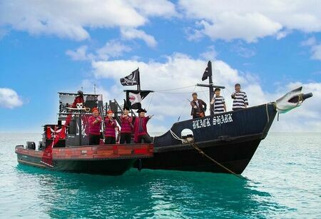 写真左の赤っぽい船が新たに導入した海賊船「レッドビー号」
