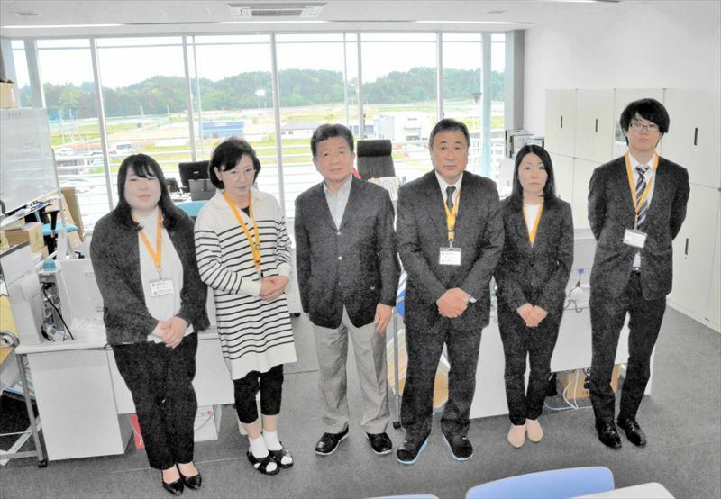 双葉町の事務所で商工業発展に向けた決意を新たにする岩本会長と職員（左から３人目）