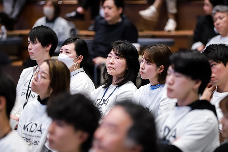 登壇者の話を真剣に聞き入っている発表会の参加者たち