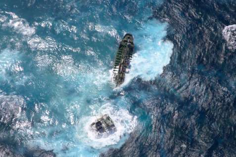 〈資料写真〉座礁し、船体が分離したケミカルタンカー＝１６日午前１０時半、口之島沖（第１０管区海上保安本部提供）
