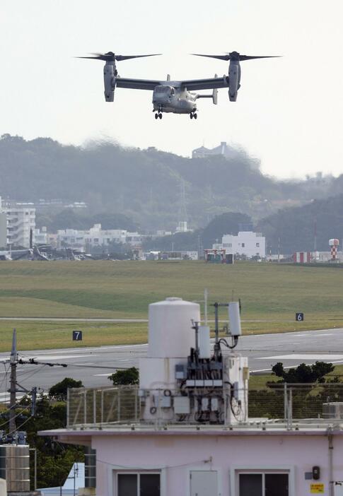 米軍普天間飛行場に着陸する米海兵隊MV22オスプレイ＝3月、沖縄県宜野湾市