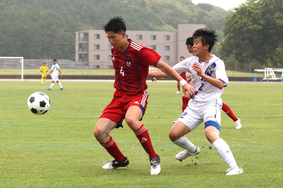 大社高（赤）が開星高（白）を1-0で下して決勝進出を決めた（写真◎石倉利英）