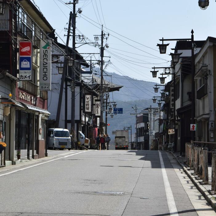 宿場町の風情が残る長野県木曽町の町並み。町内への移住者が急増している