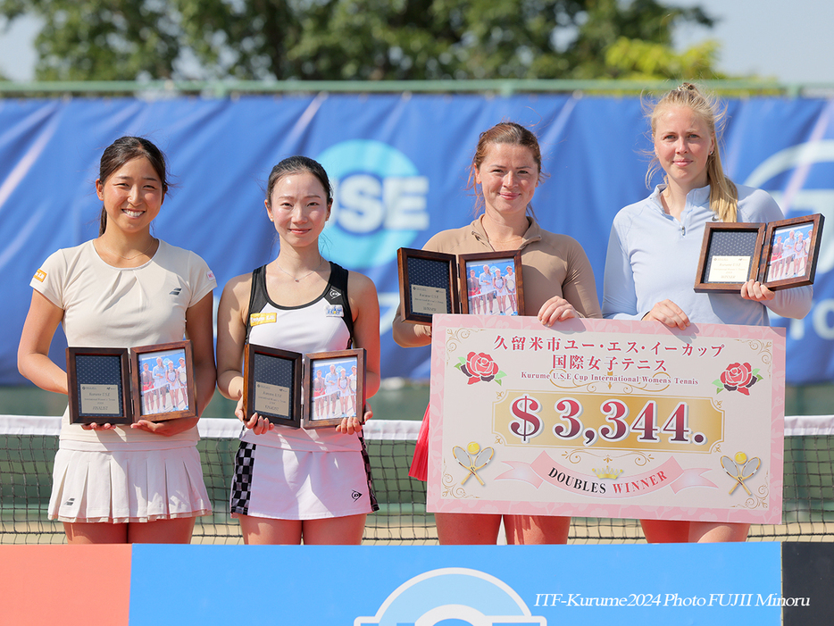 写真は（右から）女子ダブルス優勝のマデリン・ブルックス（イギリス）、サラ ベス・グレイ（イギリス）、準優勝の小堀桃子（橋本総業ホールディングス）、清水綾乃（Team LB）（写真提供◎大会事務局、撮影◎藤井稔）