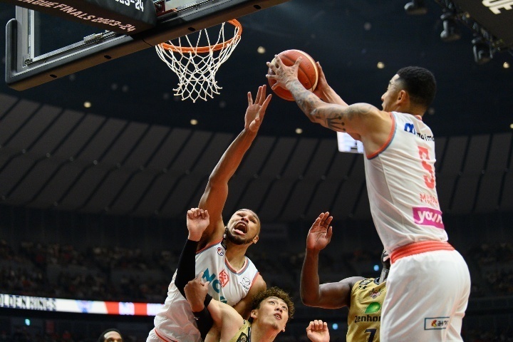 Bリーグファイナル第２戦は白いユニホームの広島が琉球に競り勝ち、星を五分に戻した。(C)B.LEAGUE