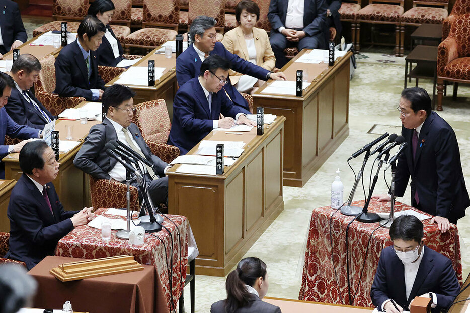 5月20日、衆院予算委員会で立憲民主党の野田佳彦元首相（左下）の質問に答弁する岸田文雄首相（写真・時事通信）