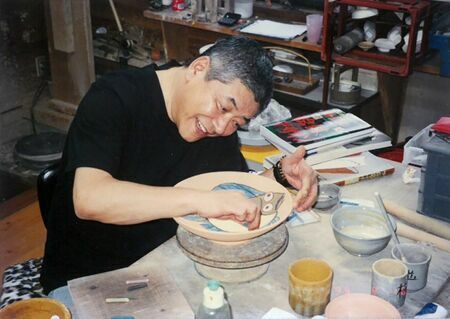 通い続けた唐津市北波多の呑楽窯で絵付けに興じる中尾彬さん＝１９９９年８月（小杉昌興さん提供）