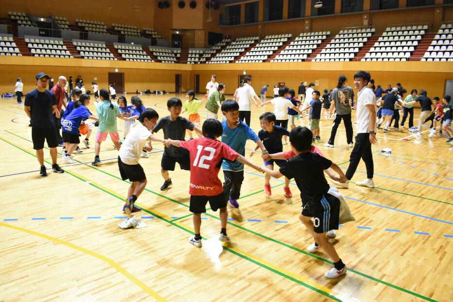 楽しそうにプログラムに挑戦する子どもたち＝岡山県津山市で