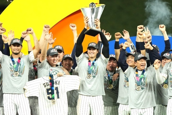 前回大会のWBCで世界一に輝いた日本。優勝トロフィーはMVPに輝いた大谷が掲げた。(C)Getty Images