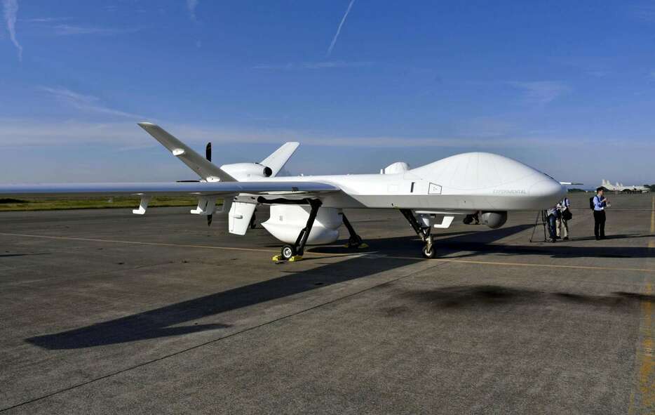 海上自衛隊が公開した大型無人航空機シーガーディアン＝２０２３年６月、青森県の八戸航空基地
