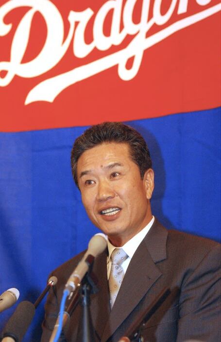 ２００１年１１月、中日のヘッドコーチから新監督への昇格が決まり、記者会見する山田久志さん。翌年から２シーズン務めた＝名古屋市中区栄