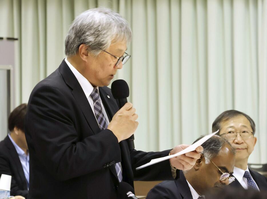 地元商工会や欧米の有識者との意見交換会であいさつする佐賀県玄海町の脇山伸太郎町長＝21日午後、玄海町