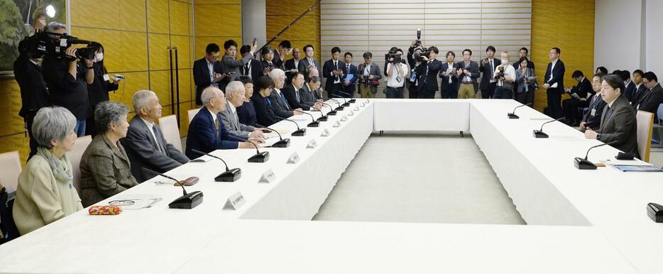 特定失踪者の家族らと面会し、あいさつする林官房長官（右手前）＝20日午後、首相官邸