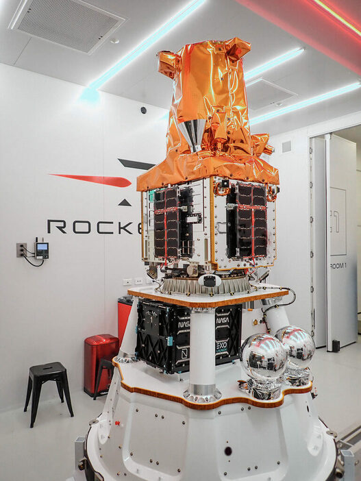 打ち上げに向けて準備が進められるBeginning Of The Swarmミッションのペイロード。キックステージ上部には韓国の地球観測衛星「NEONSAT－1」が搭載されている。またNASAの「ACS3」は黒い箱型の放出機構に格納されて打ち上げられた