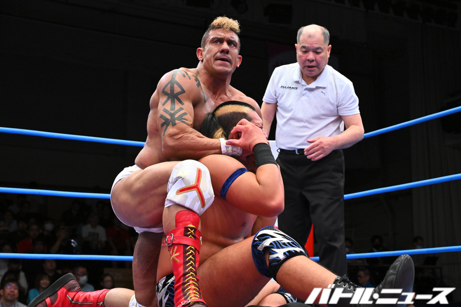 本田竜輝をフェイスロックで絞り上げるEC3