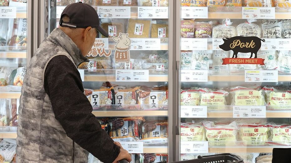 イオンリテールの冷凍食品専門店「@FROZEN（アットフローズン）」の売り場＝2023年11月16日、東京都品川区（時事）