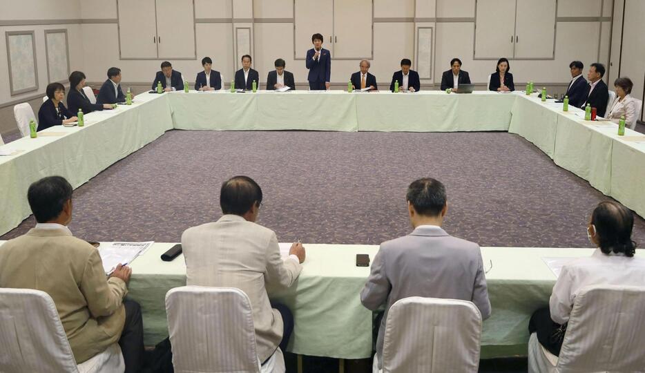 環境省による水俣病被害者の発言遮断問題を受け、立憲民主党の国会議員らが行ったヒアリング＝20日午前、熊本県水俣市