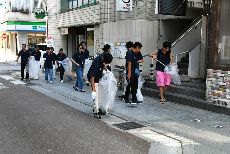 「島内ごみゼロ大作戦」として島内各地で清掃活動が行われた＝30日＝市平良