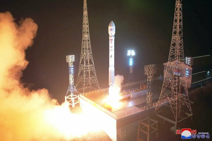 参考画像：朝鮮中央通信が2023年11月22日付で掲載した画像。2023年11月21日に北朝鮮が打ち上げた「チョンリマ（千里馬）1型」ロケットとみられる