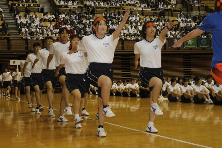 県高校総体の総合開会式で力強い行進を披露する選手たち＝31日、県武道館