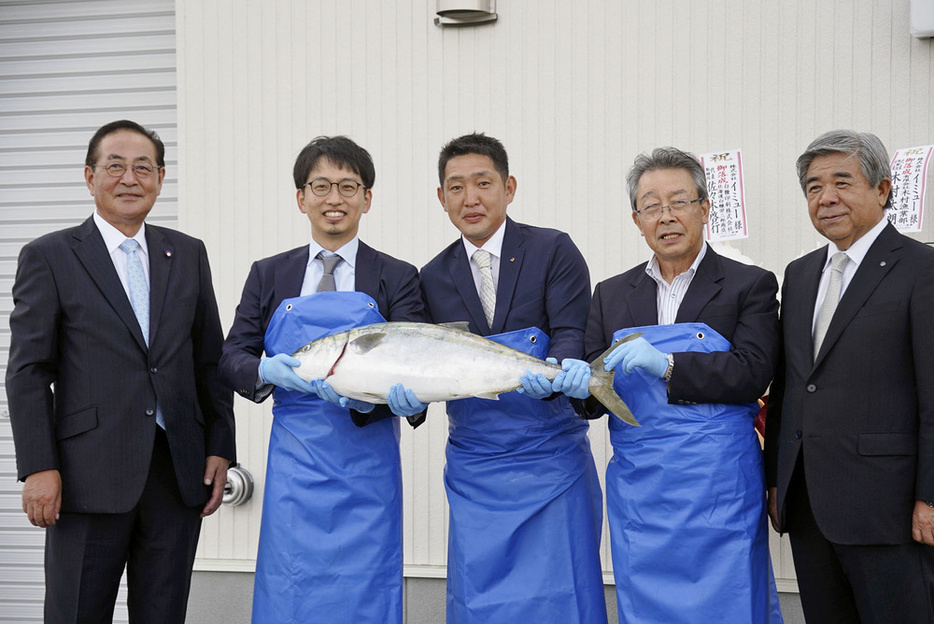 「イミュー」の黒田康平社長（左から2人目）と北海道白糠町や白糠漁協の関係者ら＝2023年9月（イミュー提供）