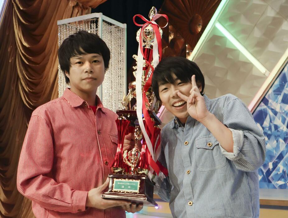 NHK上方漫才コンテストで優勝した「フースーヤ」の田中ショータイムさん（左）と谷口理さん＝24日夜、大阪市