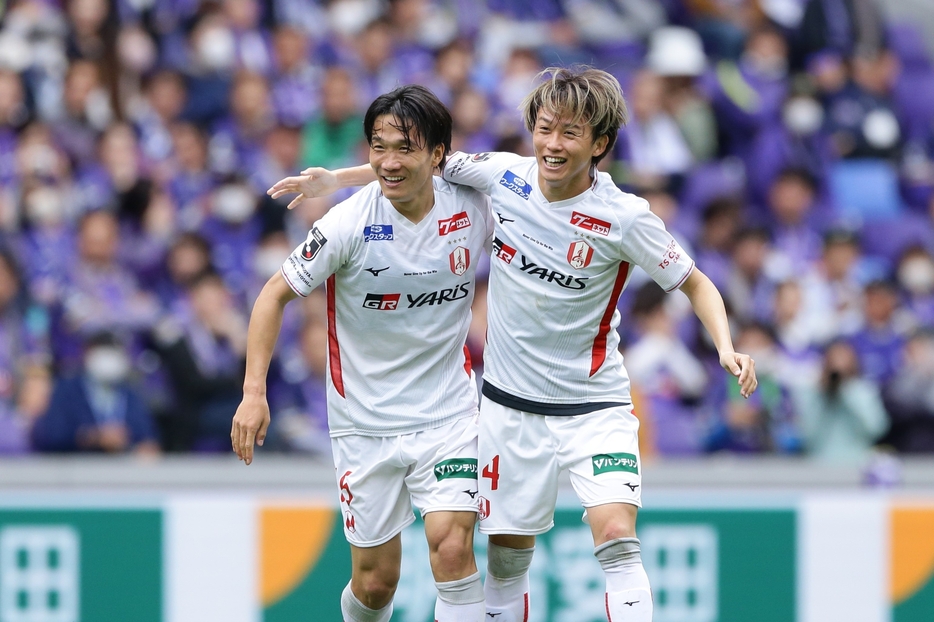 稲垣（左）、森島など元広島の選手が活躍した名古屋が、今季J1で唯一の無敗だった広島を下した（写真◎J.LEAGUE）