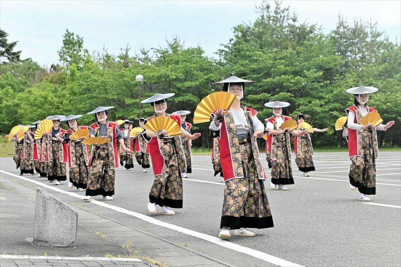 合同練習で振り付けや流れを確認した参加者