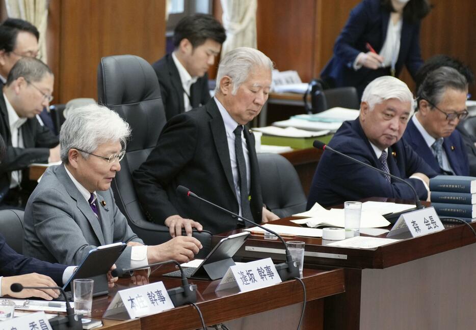 衆院憲法審査会で発言する立憲民主党の逢坂誠二氏（左手前）。右から2人目は自民党の中谷元氏＝9日午前