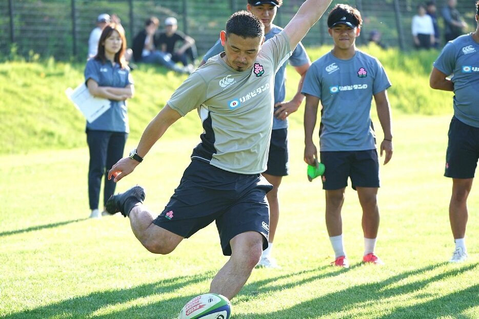 プレースキックを披露する五郎丸さん