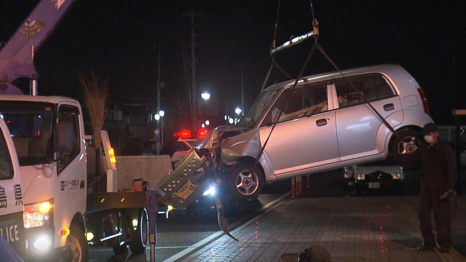 レッカー移動される事故車両